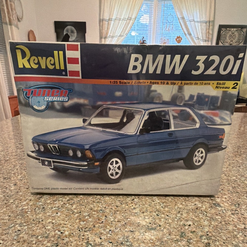 Revell Turner Series BMW 320i 1:25 Plastic Model Kit Skill 2 #85-2167