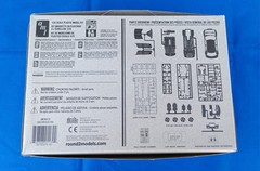Vintage 2005 Chrysler 300C AMT 1/25 Scale Plastic Model Kit AMT-681