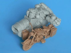 1/35 Cast Resin Model Assembly Kit, Three Wheeled Motorcycle Wrapped in Debri…