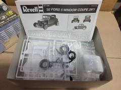 Revell 1932 Ford 5-window Coupe 2’n 1 plastic 1/25 model kit. Special Edition.
