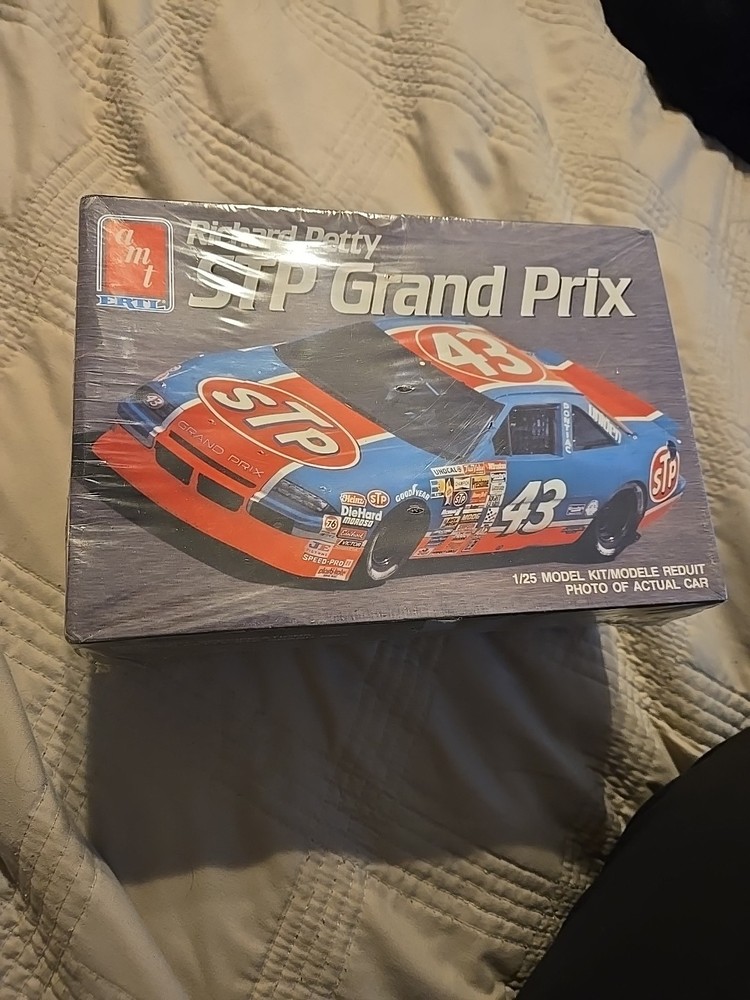 AMT Richard Petty #43 STP Grand Prix 1/25 Scale Model Kit NASCAR 6728