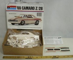 MONOGRAM 69 CAMARO Z/28 CAR MODEL KIT 1:24 BOXED 2220 UNTOUCHED