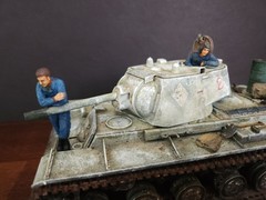 1/35 Built Soviet Russian KV-1 Tank Winter WWII with 2 Crew Figures