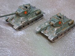 Roco Minitanks Parts Group (2) Painted WWII Russian T34 / 85 Tanks Lot #7367K©