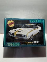 AMT 1969 Hurst Oldsmobile 442 1/25 Scale Model Kit
