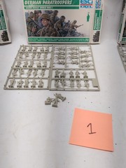 German Paratroopers Green Devils Model Kit #5004 1/35 Open Box 50 Soldiers