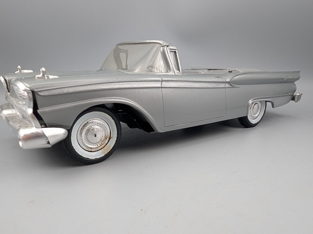 1959 FORD GALAXIE SILVER CONVERTIBLE 1/25 scale – PROMO Friction 2 Tone Interior