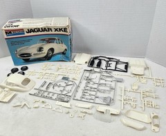 VTG Monogram Jaguar XKE 1/25 White Model Kit USA Made 1978 Open Box *READ