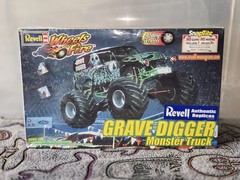 Grave Digger Monster Truck Model Kit 2002 NEW