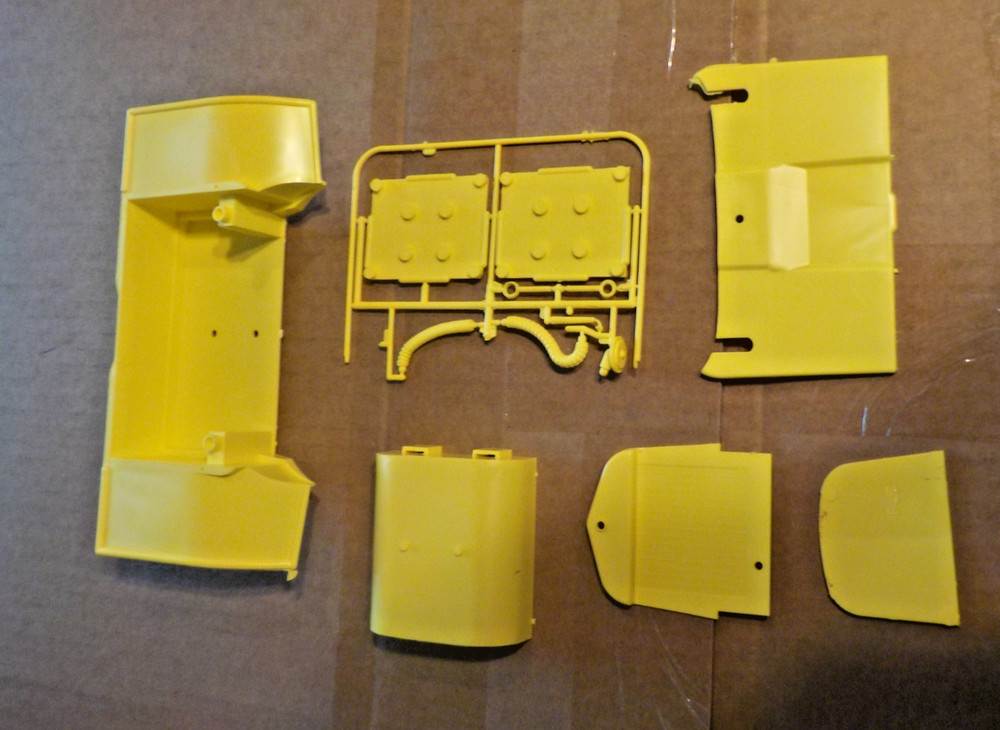 PARTS: LINDBERG 1/8 CUSTOM T [BIG RED, TALL T, BOBTAIL]–PRICE IS PER BAG