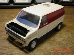 AMT 1977 Ford Econoline Van 1/25 Built Model UPRM
