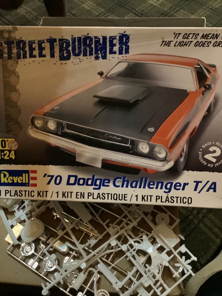 Revell 85-2596 1/24 Scale 1970 Dodge Challenger 2 ‘n 1 Plastic Model Kit