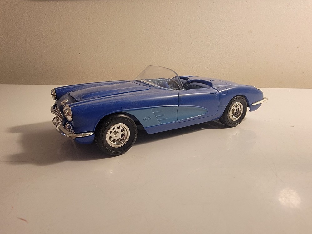 *Vintage* 1960 Chevy Corvette Convertible 1:25 Built Model