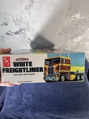 AMT 620 White Freightliner Dual Drive Tractor Truck 1:25 Model Kit Retro DLX NOS