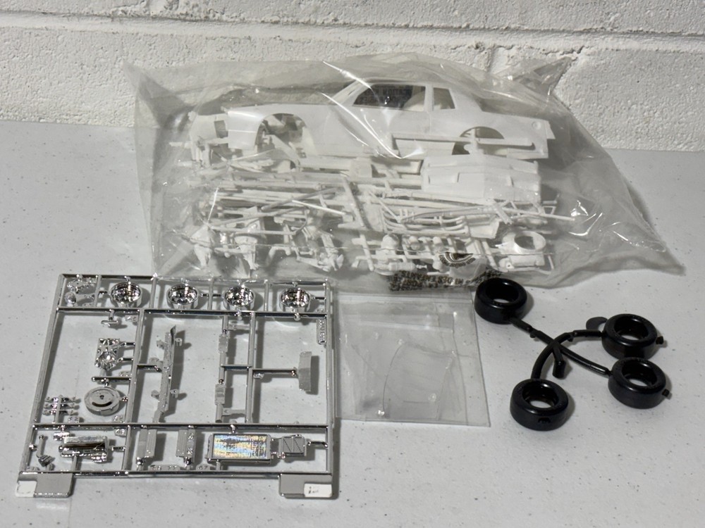 Monogram 1/24 1983 Chevrolet Chevy Monte Carlo NASCAR Model Kit Body in White