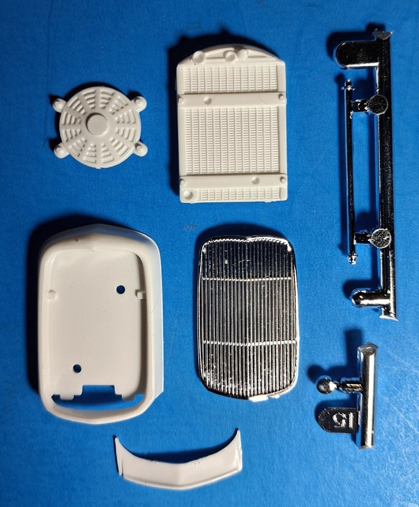 32 FORD SPEEDWAGON – GRILL AND RADIATOR – REVELL 7606 – MODEL CAR KIT PARTS LOT