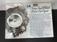 Revell Chevy Small Block Street Rod Engine Kit 1:6 Die Cast w/Display Stand New