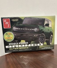 AMT 1345M 1/25 2023 Ford Bronco Outer Banks Plastic Model Kit
