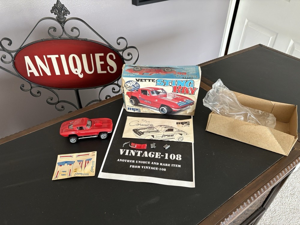 Vintage 1/32 Vette Stingray Snap Model Kit Red White & Blue #1-3213 MPC built