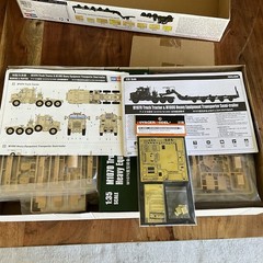 HobbyBoss 85502 M1070 1/35 Scale Truck HET M1000 Semi-Trailer Car Kit With Bonus