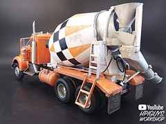 Round 2 Unknown Kenworth/Challenge Transit Cement Mixer 1:25 Scale Model Kit (1