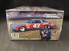 Salvinos Jr Richard Petty Oldsmobile 442 1979 Winner 1:25 Scale Model Kit