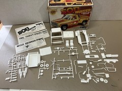 LOT OF 3 ORIGINAL MPC 1/25 SCALE 1980’S CHEVY 4 X 4 PICKUP MODEL KITS 3 TRUCKS