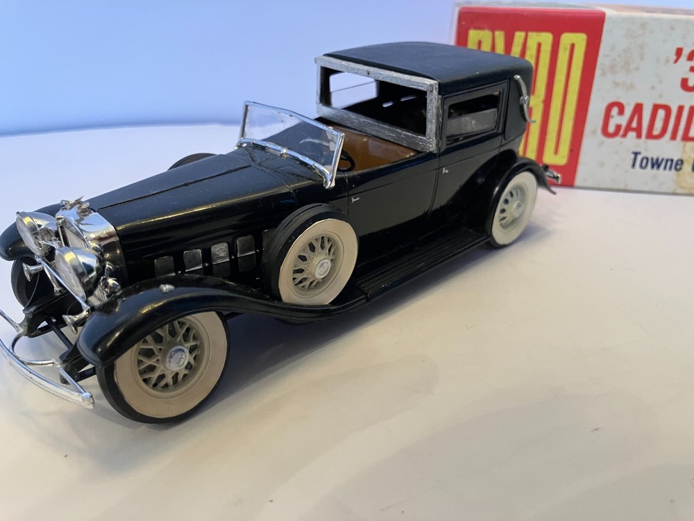 TWO CARS 1/32 BUILT PYRO 1931 CADILLAC TOWNE CAR: UNBUILT REVELL JAGUAR XK120