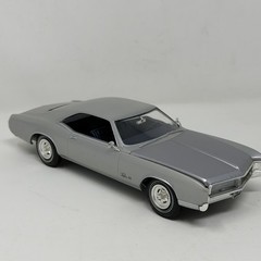 AMT Masterpiece 1/25 Scale – 1966 Buick Riviera Silver Factory Assembled NIB