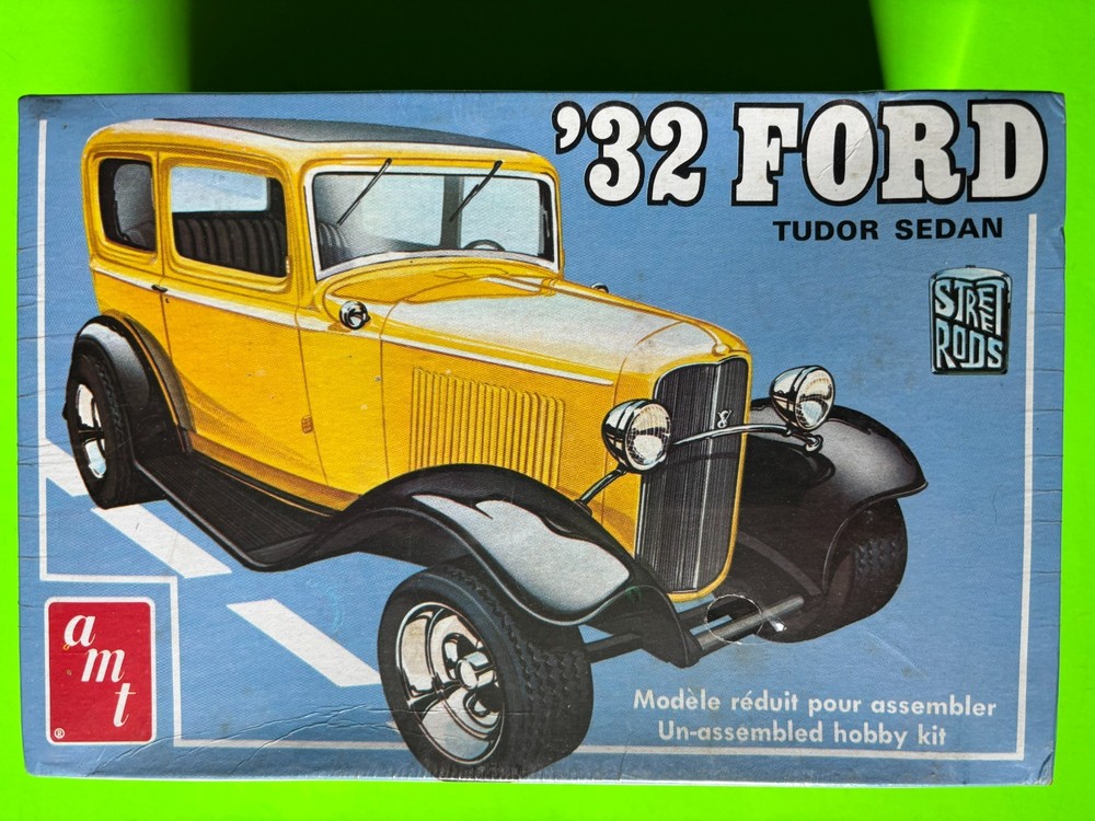 1932 FORD TUDOR SEDAN STREET ROD MODEL KIT AMT ERTL 1/25 SCALE NEW SEALED LOOK!!