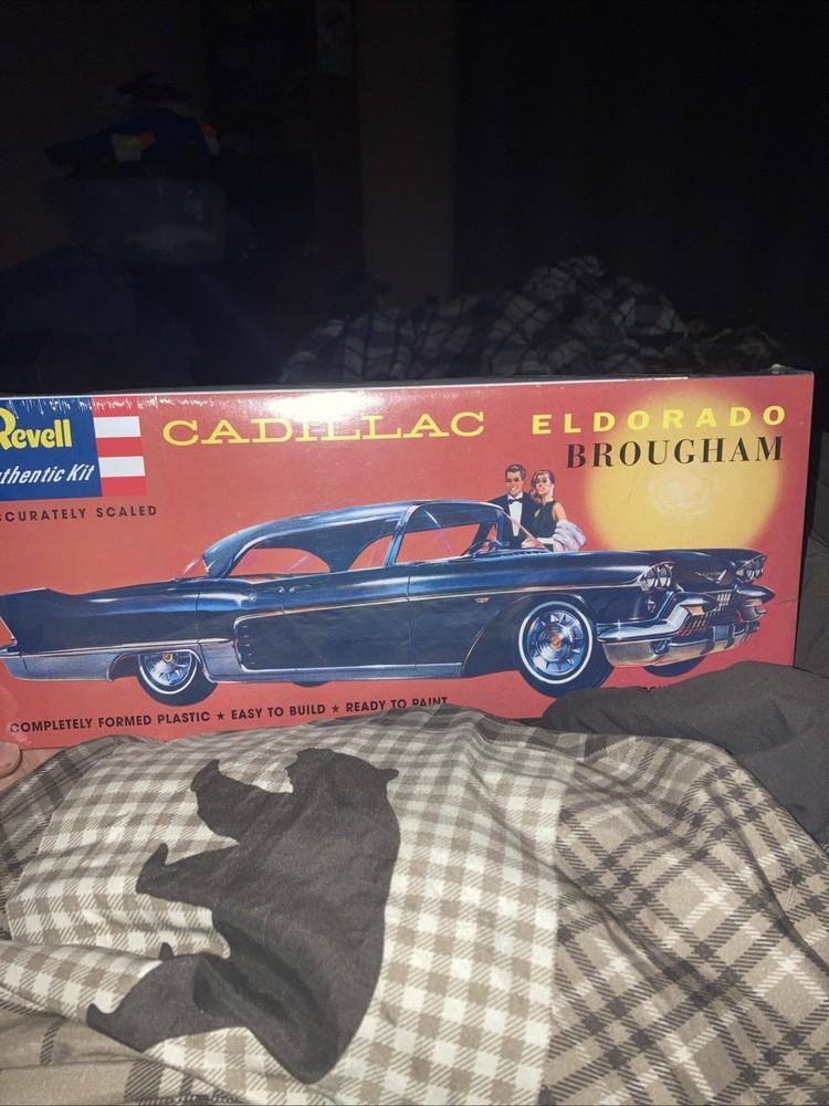 Revell 1:25 1957 Cadillac Eldorado Brougham & 2 Figures Unassembled Model Kit