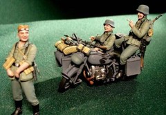 1/35 German Motorcyclists WW 2 “Letting off steam…” Master Box 3539 Model kit
