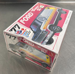 AMT 1977 Ford Cruising Van Model Kit #1108 Plastic 1/25 Truck Retro Deluxe