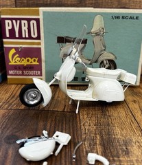 PYRO YAMAHA DAYTONA WINNER MOTORCYCLE & VESPA G.S. SPORT SCOOTER MODEL KITS 1/16