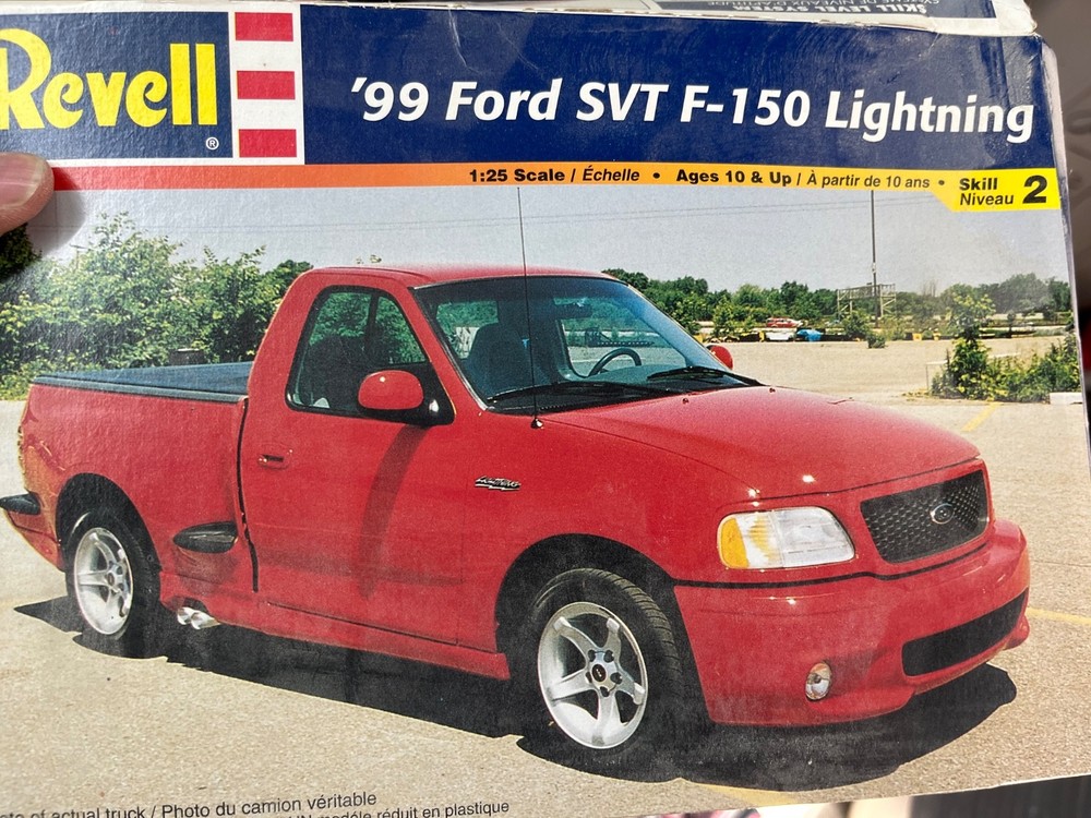 Revell 1999 Ford F-150 Lightning Pickup Truck kit 1/25 Model Car McM Niob.