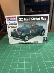 Monogram Classic Cruiser ’32 Ford Street Rod 1:24 Scale Model Car Kit Level 4