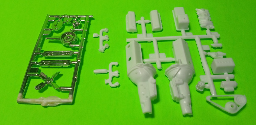 350 Engine 1975 Chevy Van Aquarod Race Team 1/25 AMT Motor Chrome Valve Covers