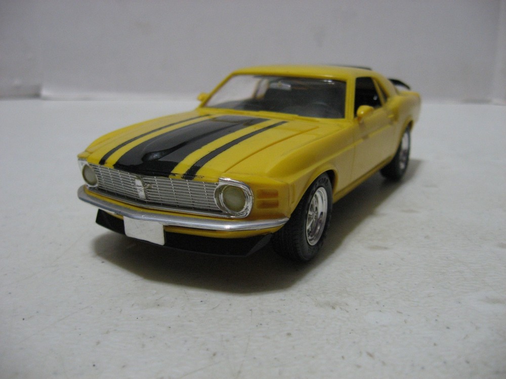 Monogram Yellow 1970 Ford Mustang Boss 302 1/24 Scale Built Model Kit #2923