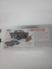 Moebius 1972 F-250 Ranger XLT Pickup Truck with Snow Plow 1:25 model kit