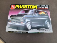 AMT Phantom Ford Econoline Custom Van AMT767/12 1/25