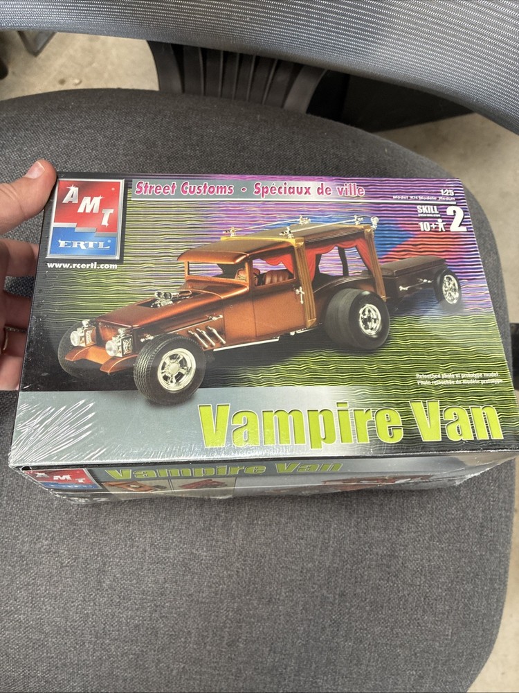 UH AMT ERTL Vampire Van Street Customs Model Kit #31772 Scale 1:25