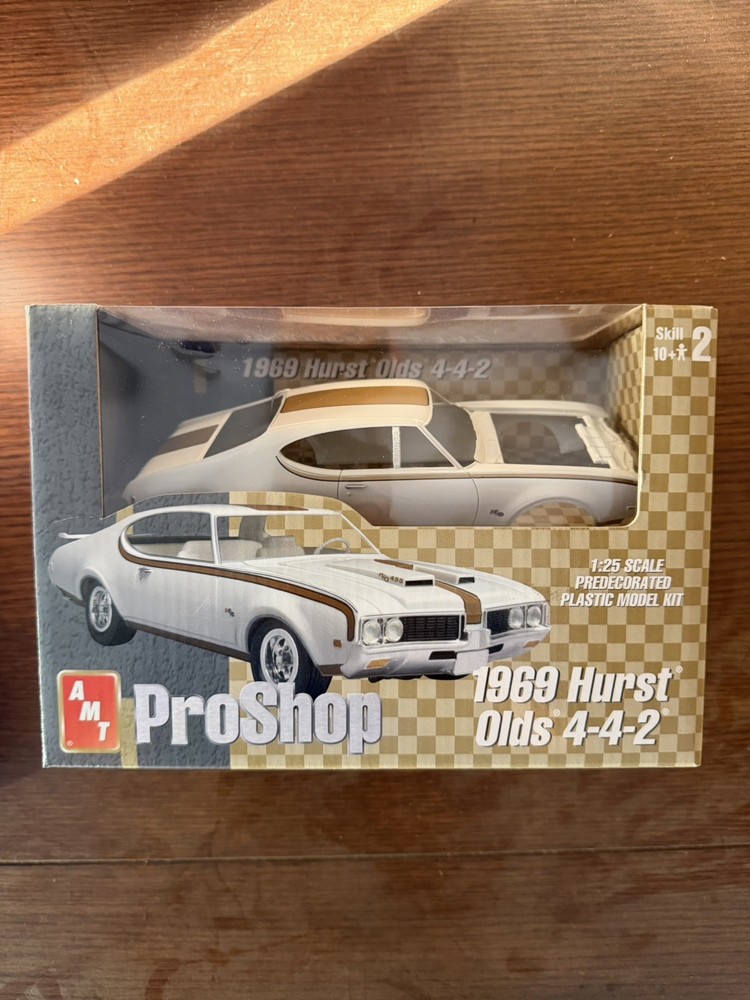 AMT 31517 Scale 1/25 Pro Shop 1969 HURST OLDS 4-4-2 + After Market Wheels – New