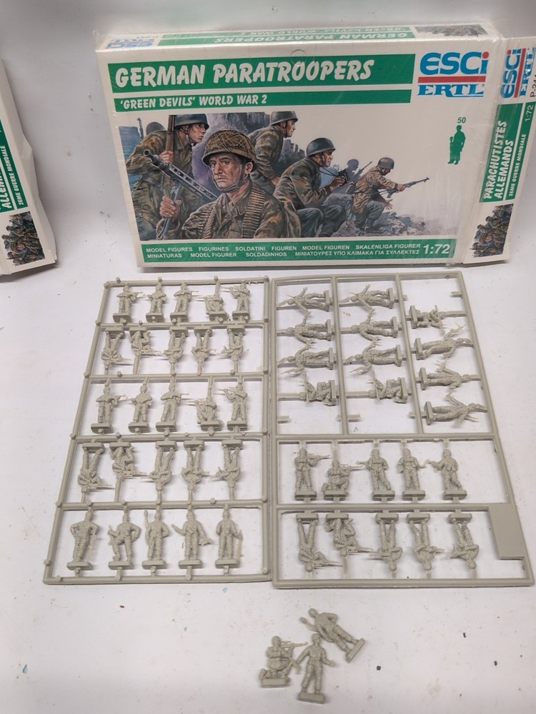German Paratroopers Green Devils Model Kit #5004 1/35 Open Box 50 Soldiers