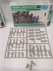German Paratroopers Green Devils Model Kit #5004 1/35 Open Box 50 Soldiers