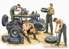 Master Box 3560 – – German Motorcycle Repair Crew scale 1/35