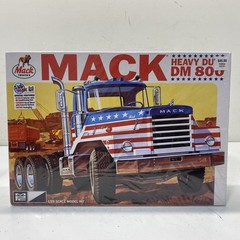 MPC Mack Heavy Duty DM 800 1/25 Scale Model Kit Retro Deluxe New Sealed