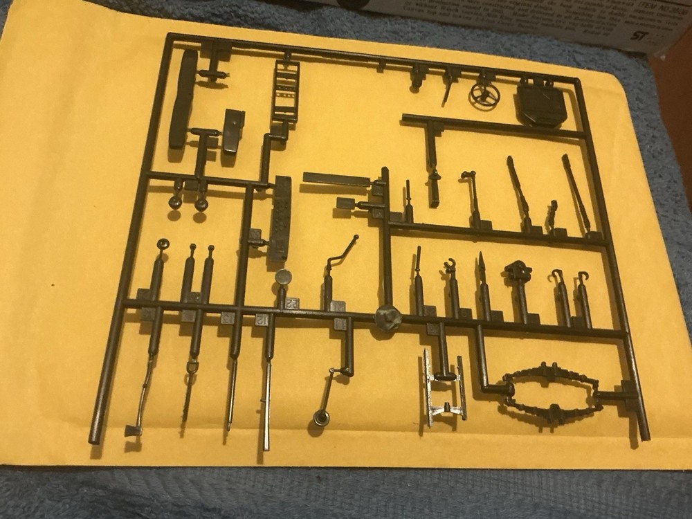 1:35 Scale Model Parts 1 1/2 Ton Personnel Carrier Radiator,steering Wheel More