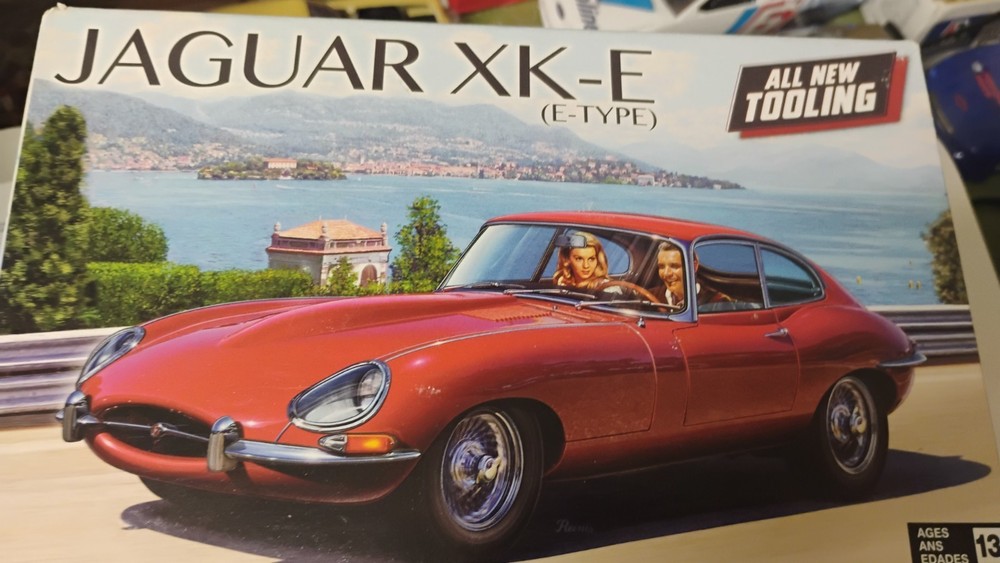 Revell Jaguar XKE 1:25 Model Kit #0556 1998 (Complete / Unbuilt)