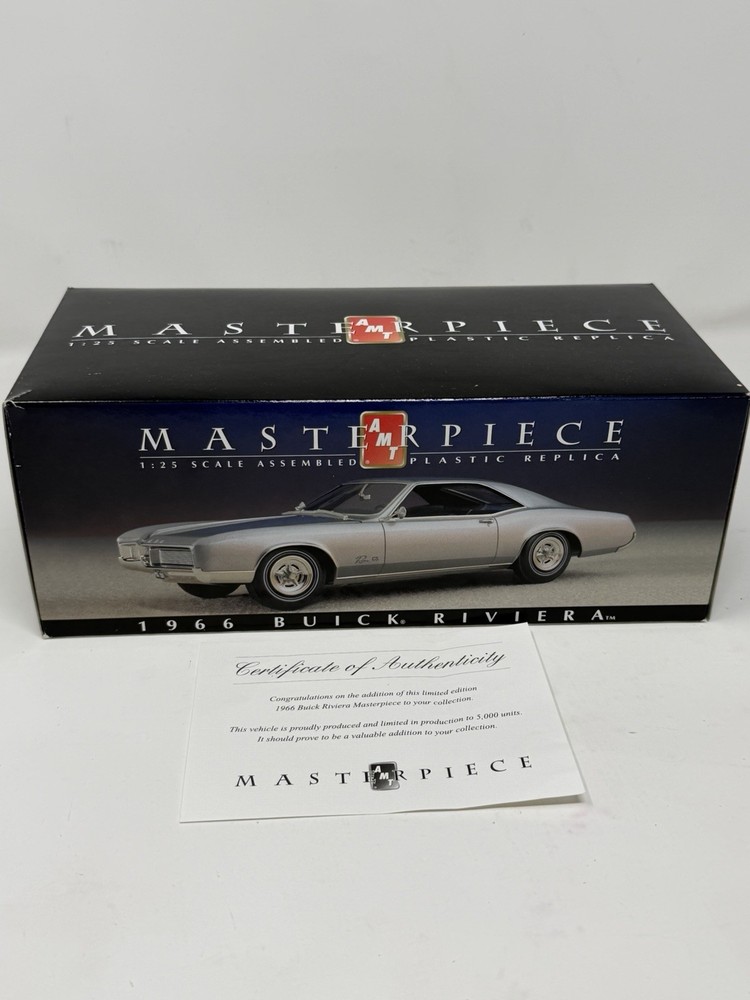 AMT Masterpiece 1/25 Scale – 1966 Buick Riviera Silver Factory Assembled NIB