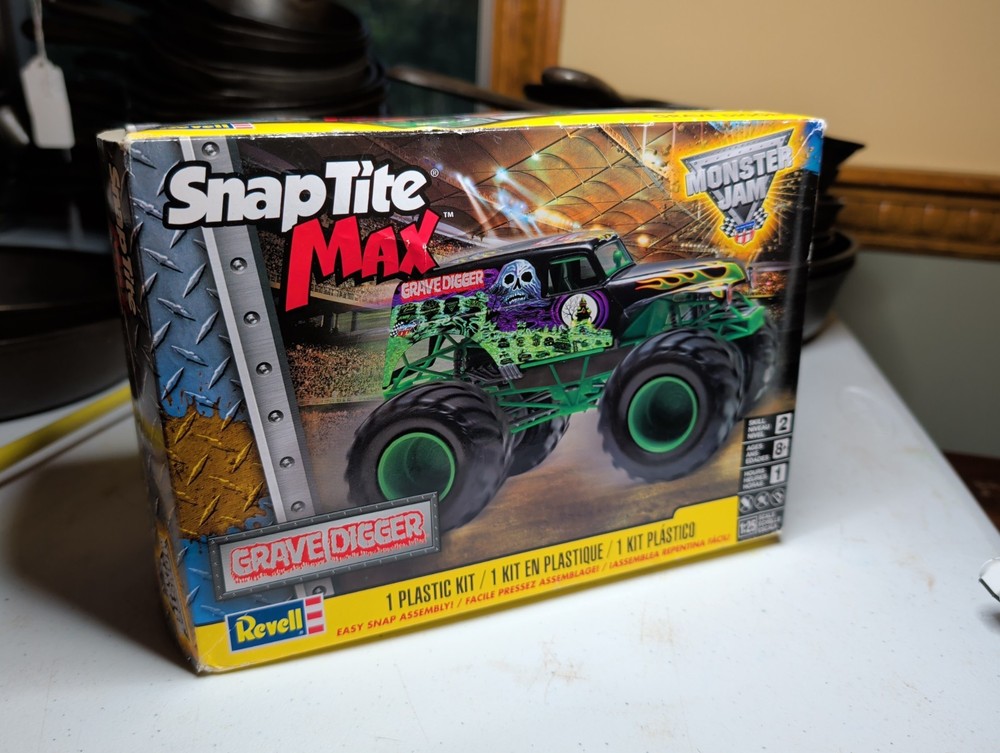Revell Grave Digger Monster Truck 1/25 Model Kit New Sealed 2002 Kit # 85-1901